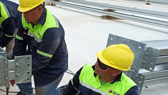Ingenieros de Zeas trabajando en estructura metálica
